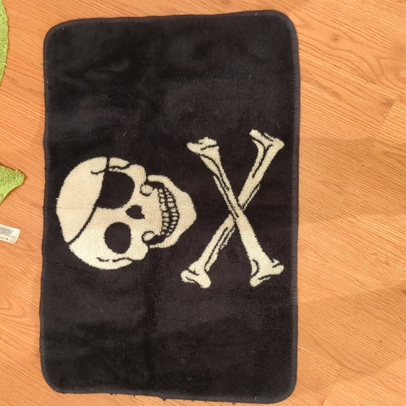 2 bathroom carpets - Picture 2 of 5